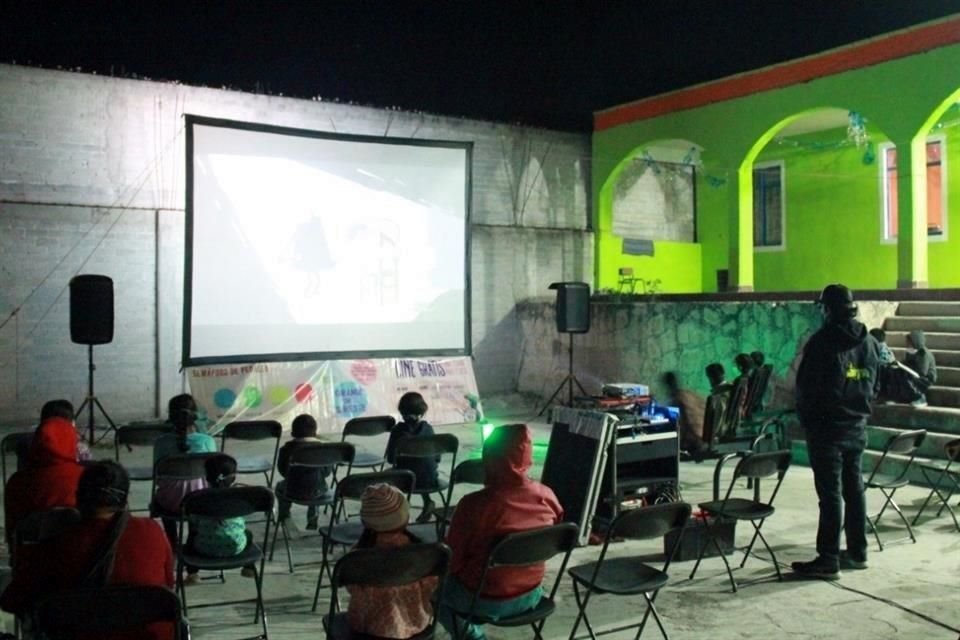 Cine Móvil Toto, actualmente de gira por el  sureste mexicano, lleva cine a comunidades remotas del País a fuerza de pedaleos.
