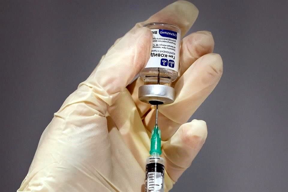 Personal sanitario en Rusia alista una dosis de la vacuna contra Covid-19 Sputnik V.