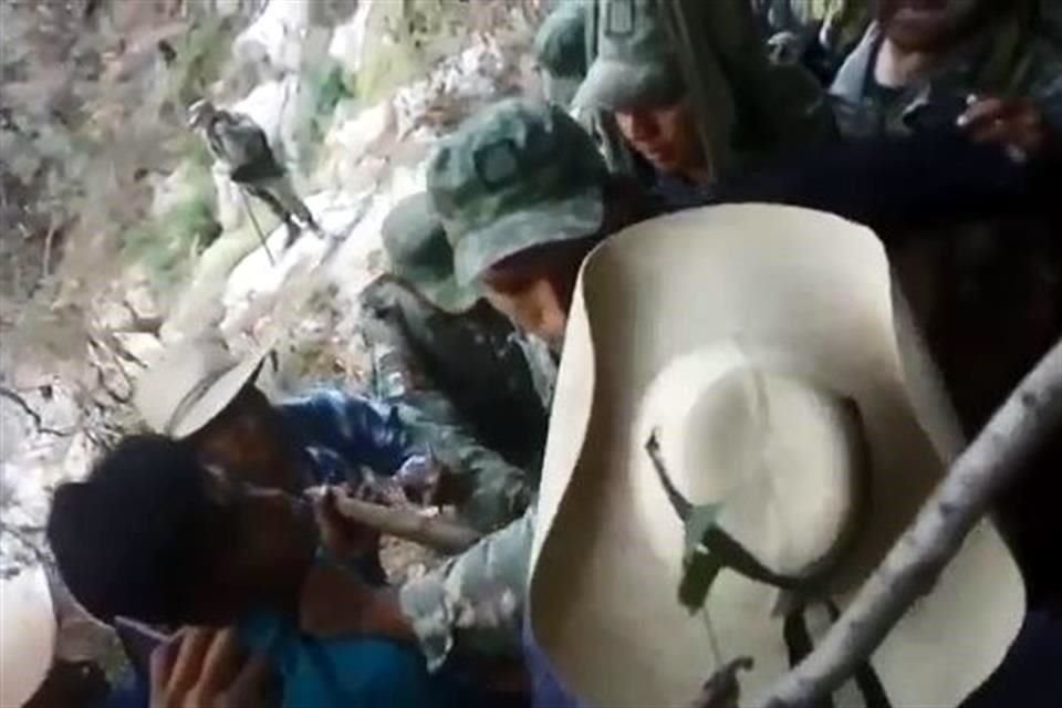 En diversos videos, se observa a los campesinos enfrentarse a empujones y golpes con los militares en Guerrero.