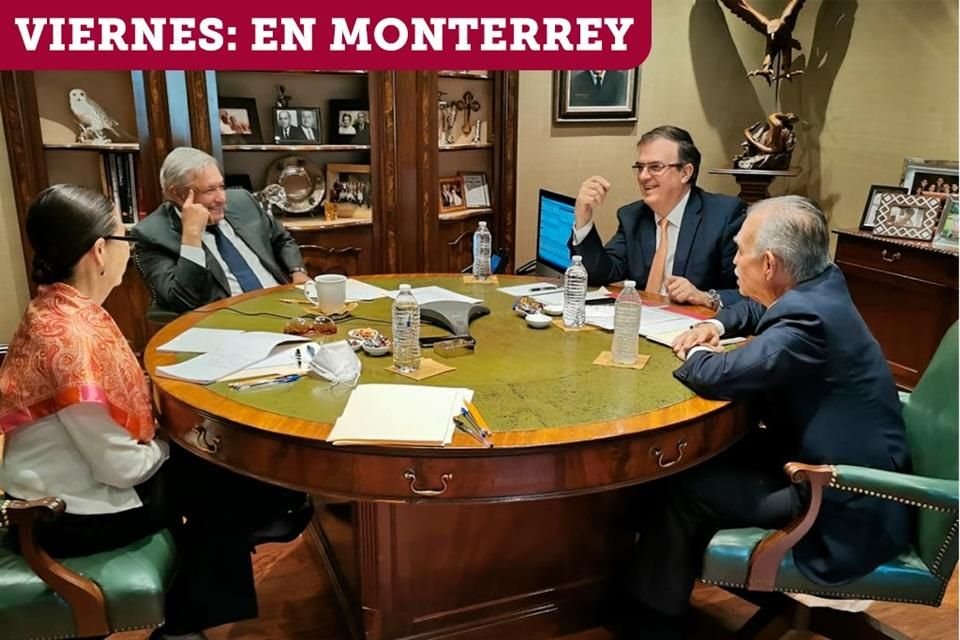 De izquierda a derecha: Lilia Rubio, traductora; AMLO; Marcelo Ebrard, Canciller;  Alfonso Romo, asesor.