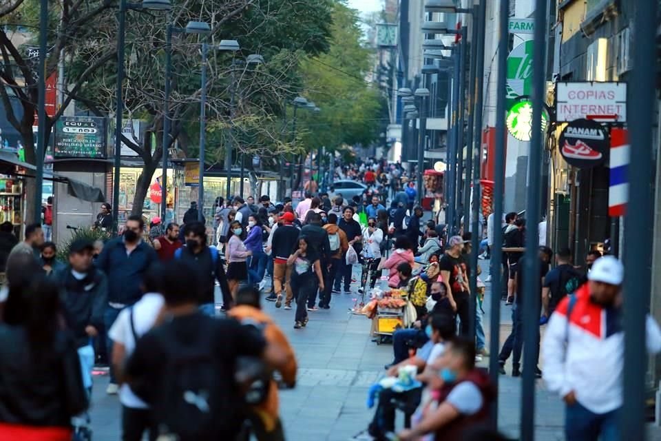 México repitió en último lugar de 53 países analizados por Bloomberg para enlistar los mejores y peores lugares para estar en la pandemia. En la imagen, calles del centro de la Ciudad de México.