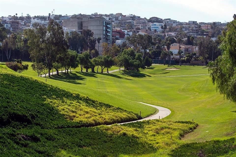 El Club Campestre cuenta con alrededor de 50 hectáreas y un campo de golf con 18 hoyos reglamentarios.