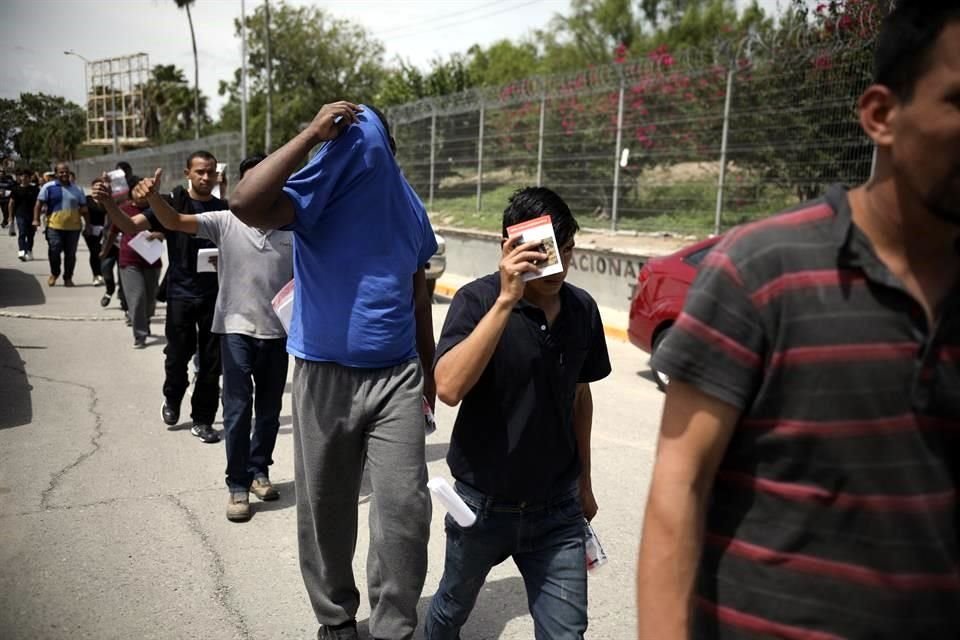 Migrantes regresan a México desde un punto en la frontera, en julio de 2019.