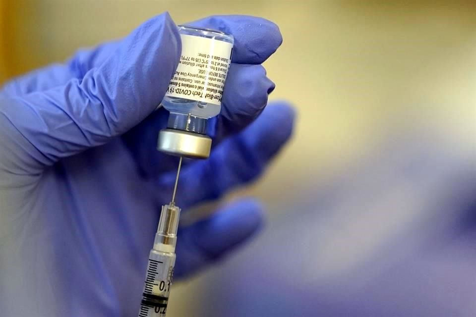 En centros de salud de Texas promueven el registro para obtener cita para vacunar a mayores de 18 años.