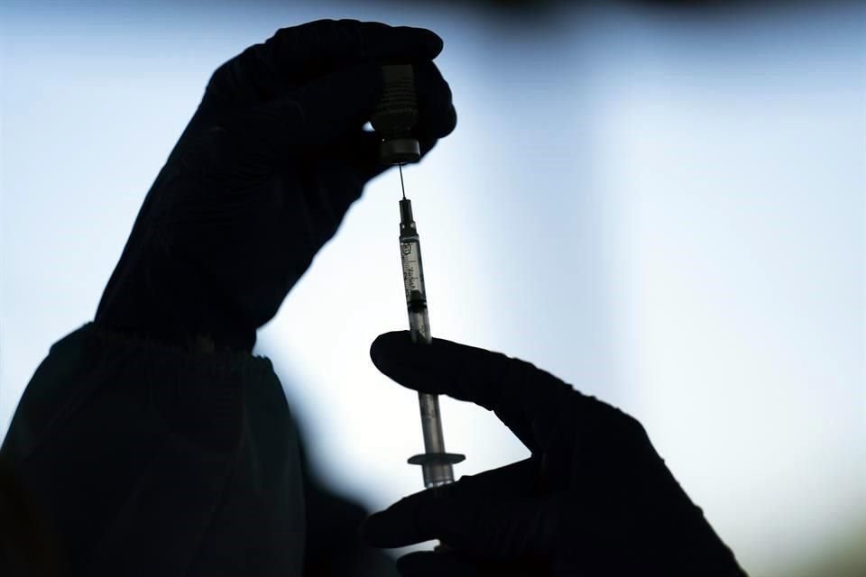 La Cofepris emitió alerta por la venta ilegal de supuestas vacunas contra Covid de las empresas CanSino Biologics, Sinopharm Group y Sinovac.