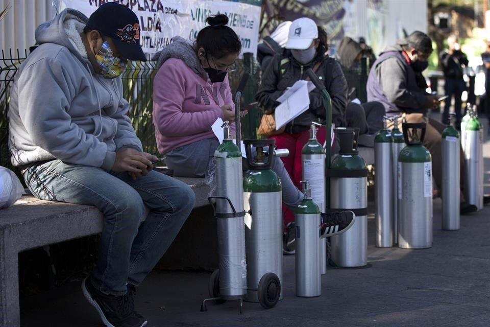 Personas hacen fila para recargar tanques de oxígeno en la Ciudad de México.