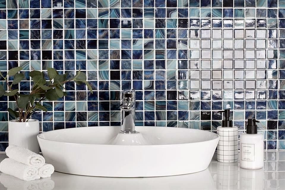 El costo de aplicar mosaico vítreo depende de su color.<br>Por ejemplo, el color azul es de los más económicos y el precio por metro cuadrado, incluyendo la instalación, parte de los 850 pesos.<br>