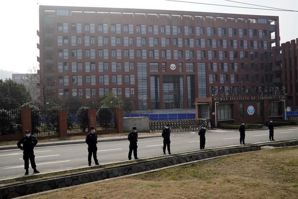 Personal de seguridad resguarda el Instituto de Virología de Wuhan mientras el equipo de la OMS hace su visita.
