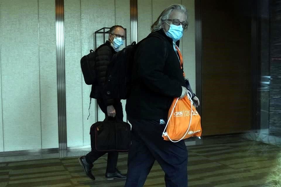 Miembros de la OMS que indagan el origen del coronavirus en Wuhan caminan luego de una reunión con autoridades chinas.