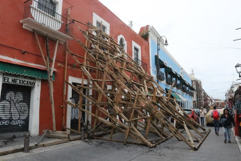 Una casa daada por el sismo del 19 de septiembre de 2017 en el Centro Histrico de Puebla no ha sido reconstruida y sigue nicamente apuntalada con madera.