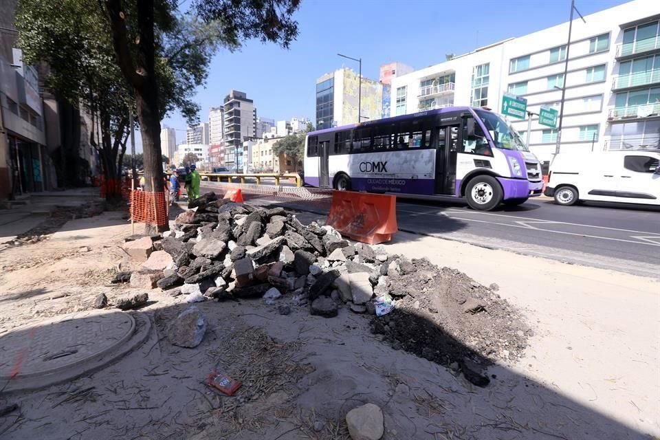 Las obras para mejorar banquetas en Avenida Chapultepec, que debían terminarse en diciembre, avanzan a paso lento, lo que afecta a los comercios de la zona.