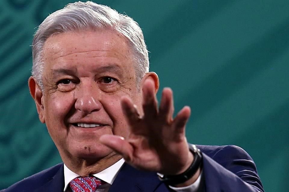 El Presidente López obrador dijo que, de acuerdo a los médicos, ya no existía el riesgo de que contagiara y justificó su padecimiento por trabajar.Presidente de México. 08-02-2021-.