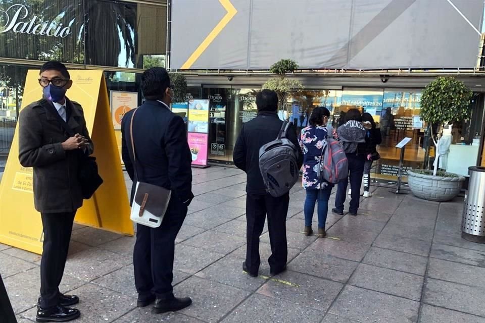 Consumidores aguardan por entrar al Centro Coyoacán, en la Alcaldía Benito Juárez.