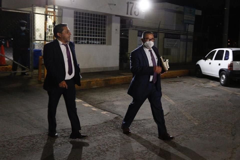 Jos Luis Castaeda, abogado de Alonso Ancira, al salir del Reclusorio Norte.