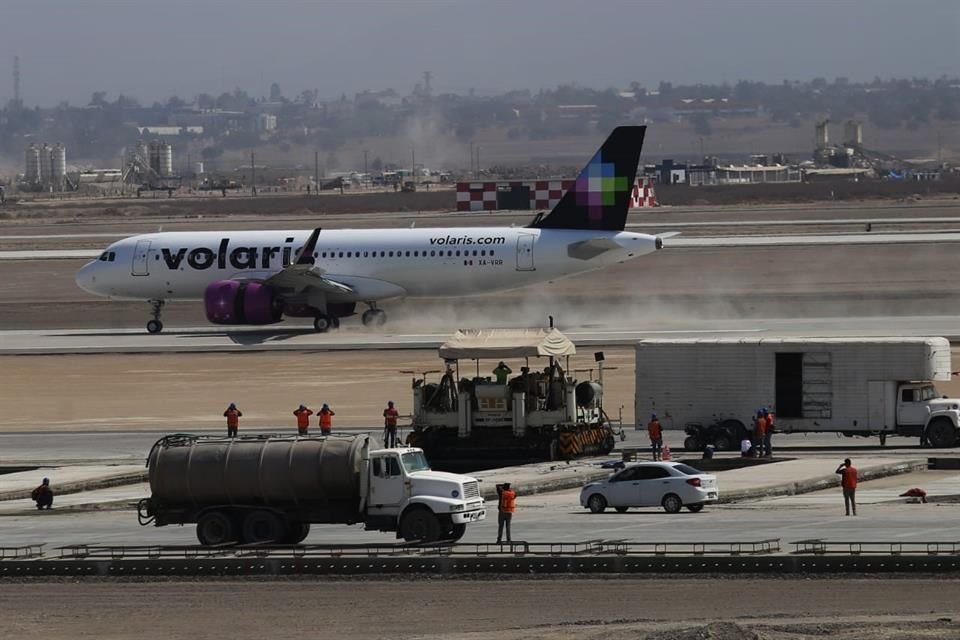 El avión de Volaris a su arribo al aeropuerto de Santa Lucía.