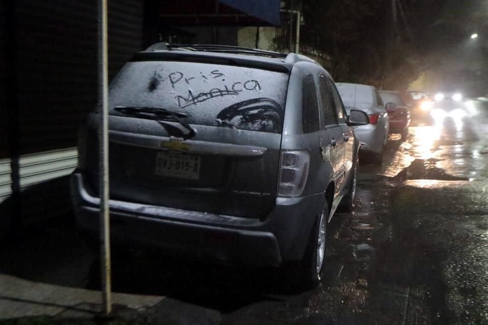 En el sector Sierra Alta, en la zona de la Estanzuela, los residentes aprovecharon la caída de aguanieve.