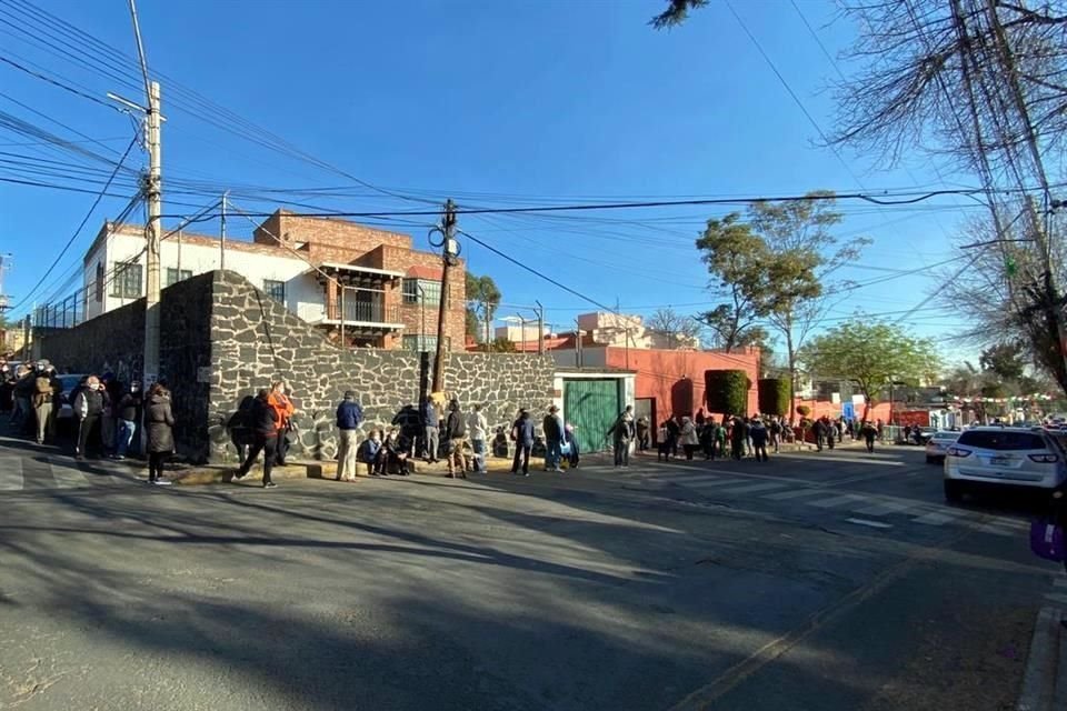 Así la fila de adultos mayores, en la Escuela Primaria Maestro Rafael Ramírez, en la Colonia San Jerónimo Aculco Lídice, para recibir vacuna contra Covid-19.