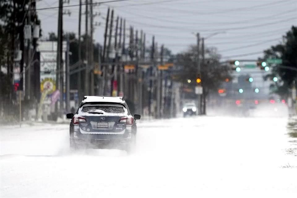 El estado de Texas enfrenta una tormenta de nieve que ha dejado sin luz a varias ciudades.