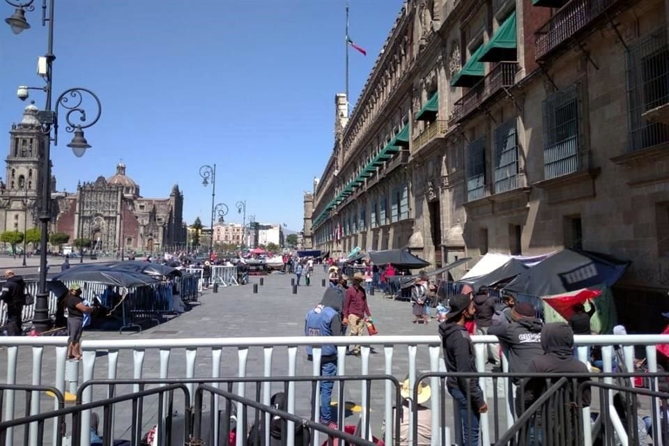 Manifestantes instalaron un plantón frente a Palacio Nacional para protestar contra aumento de tarifas eléctricas tras promesa de reducción.