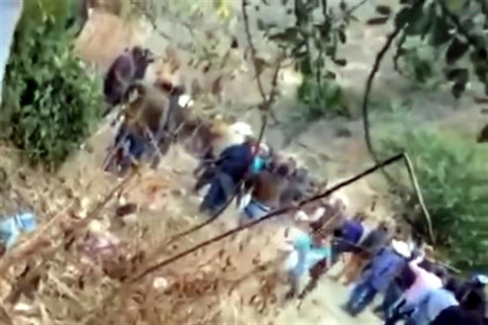 La imagen corresponde a hechos ocurridos el lunes, cuando pobladores obligaron al retiro de los soldados.