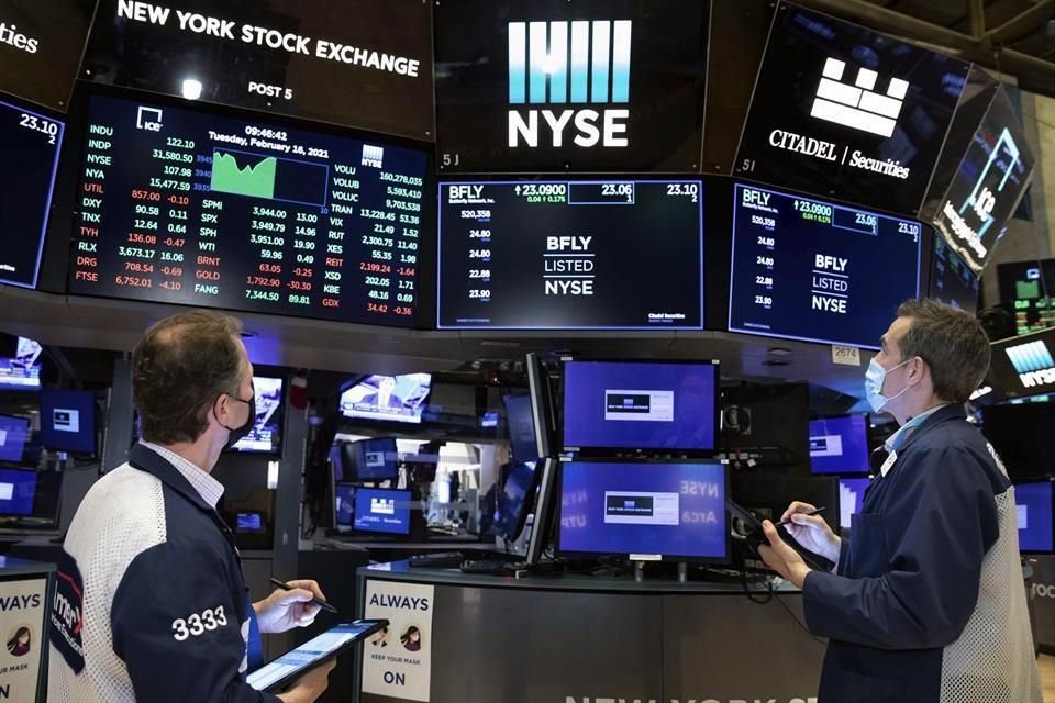 Los índices en Wall Street reaccionaron negativamente ante el reporte de que las ventas al menudeo en EU crecieron 5.3 por ciento en enero.