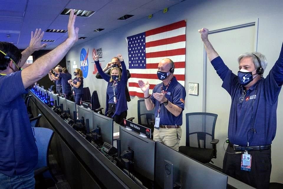 Entre vivas, los operadores en la sala de control del Laboratorio de Propulsión a Chorro de la NASA celebraron el amartizaje.