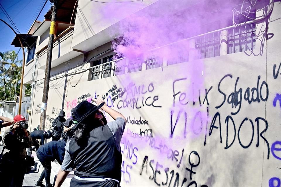 Jóvenes protestaron ayer en la Comisión de Derechos Humanos de Guerrero, en la Fiscalía estatal y en la casa de campaña de Félix Salgado en contra de la candidatura del morenista.