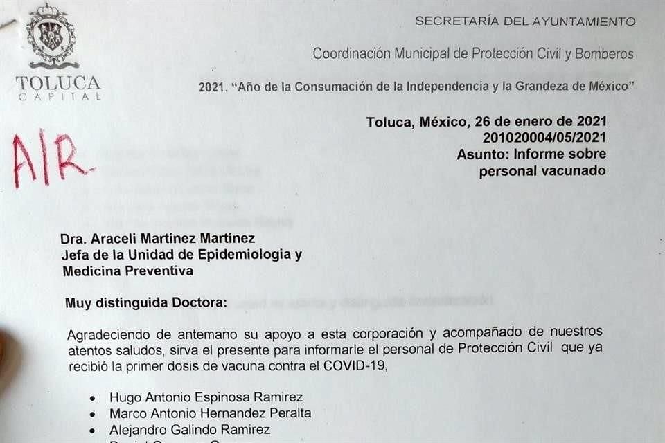 Mientras se investiga si recibió la vacuna contra Covid 19 junto a dos mandos, saltándose personal en primera línea, Hugo Antonio Espinosa fue separado del cargo de titular de PC en Toluca.