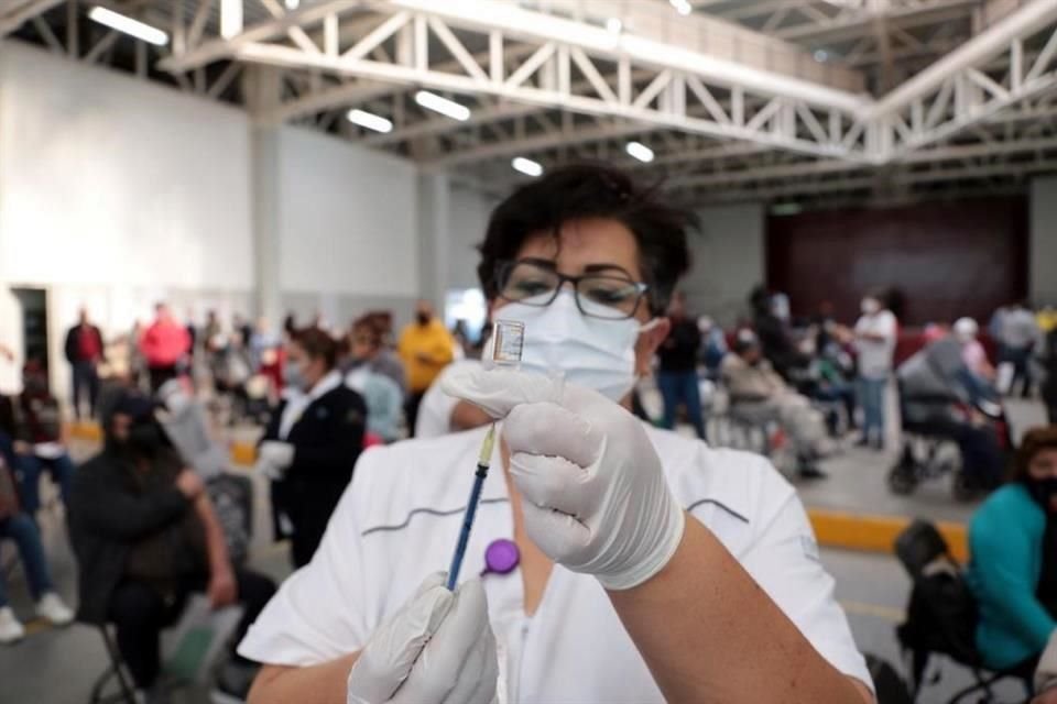 Las 200 mil dosis de la vacuna Sinovac son aplicadas a adultos mayores de Ecatepec, en el Estado de México.
