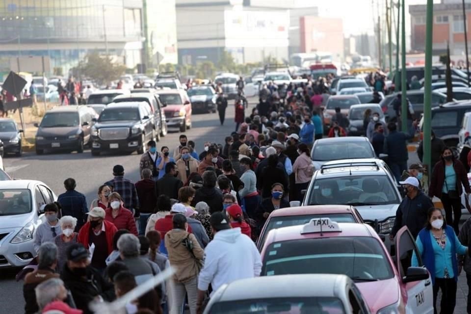 Largas filas de adultos mayores se observan en Ecatepec; ellos buscan vacunarse contra Covid-19.