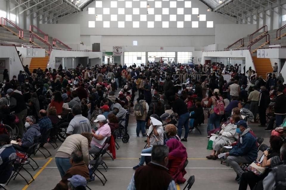 Miles de personas de la tercera edad se encuentran en el Centro Cultural y Deportivo Las Américas, en Ecatepec, en espera de que sean vacunados contra el Covid-19.