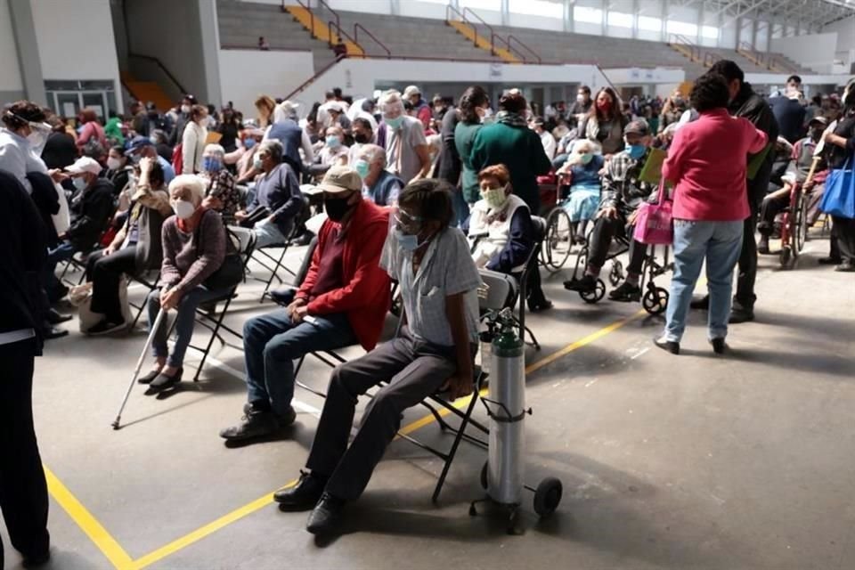 Personas que no pueden caminar o dependen de un tanque de oxígeno son ayudadas en el Centro Cultural y Deportivo Las Américas, en Ecatepec.