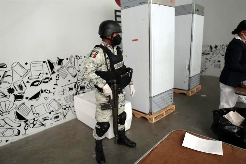 Los refrigeradores en donde se encuentran las dosis de la vacuna Sinovac son custodiados por elementos de la Guardia Nacional.