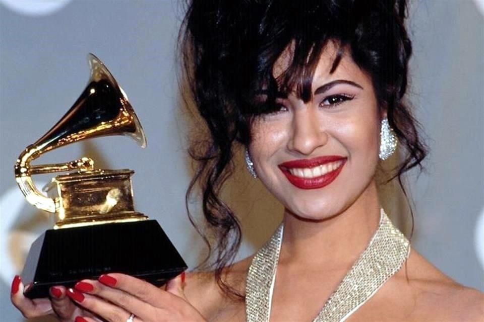 El megáfono dorado fue recibido este lunes al medio día en las oficinas de Q Productions; la cantante obtuvo su primer premio en 1994 de Mejor Álbum Regional Mexicano por 'Selena Live!'.