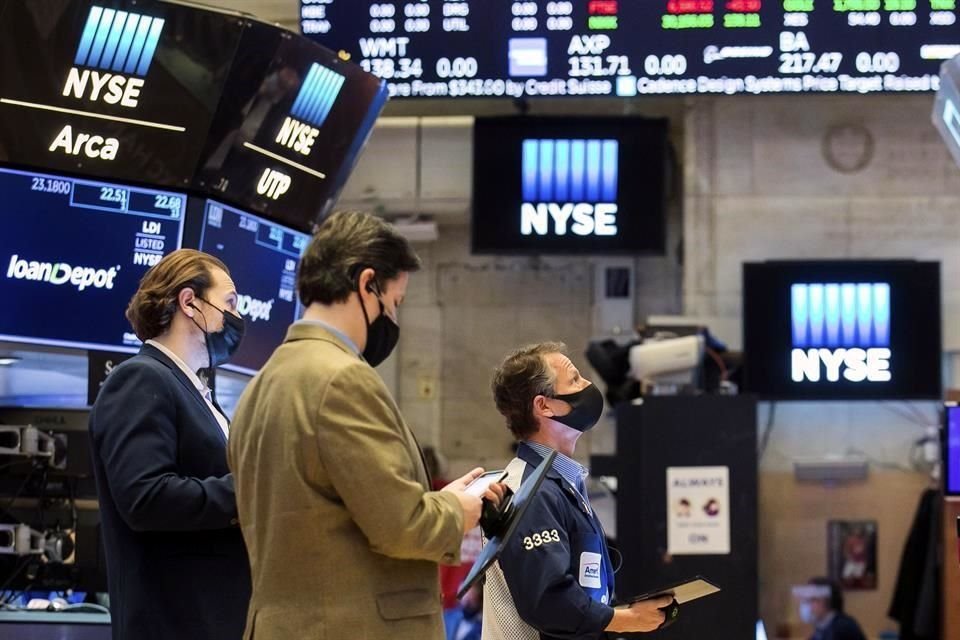 Índices en Wall Street abrieron a la baja, arrastrados por el sector tecnológico.