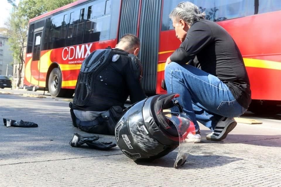 El trabajador de Sacmex conducía una motocicleta de la dependencia y chocó contra un automóvil, en la esquina de Eje 1 Poniente Guerrero y Moctezuma.