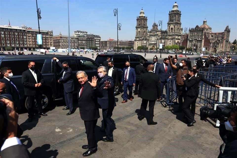 Al trmino de la ceremonia por el aniversario luctuoso de Madero, el Presidente Lpez Obrador acompa a su homlogo argentino, Alberto Fernndez, a las afueras de Palacio Nacional.