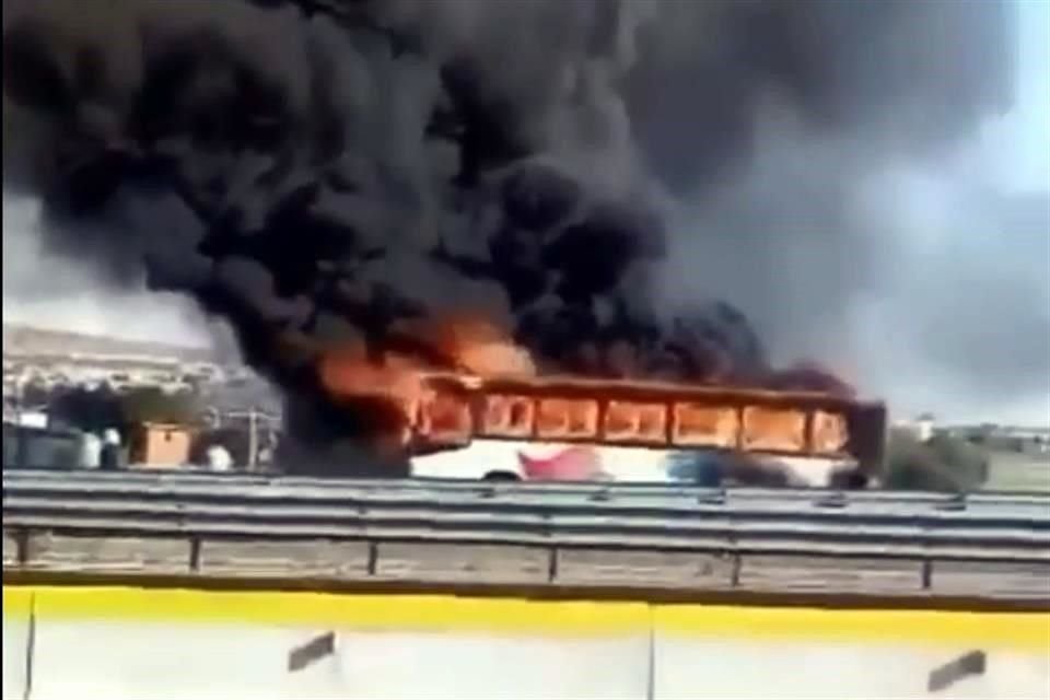 Un autobús de pasajeros, que se dirigía a Tizayuca, Hidalgo, se incendió sobre la Autopista México-Pachucha, a la altura de Ojo de Agua