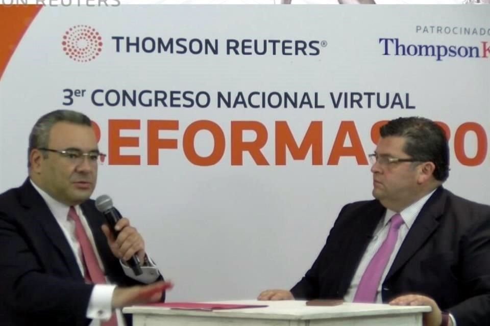 Carlos Romero (izquierda) recomendó a las empresas a que se vayan reestructurando y regularizando en el pago de sus contribuciones.