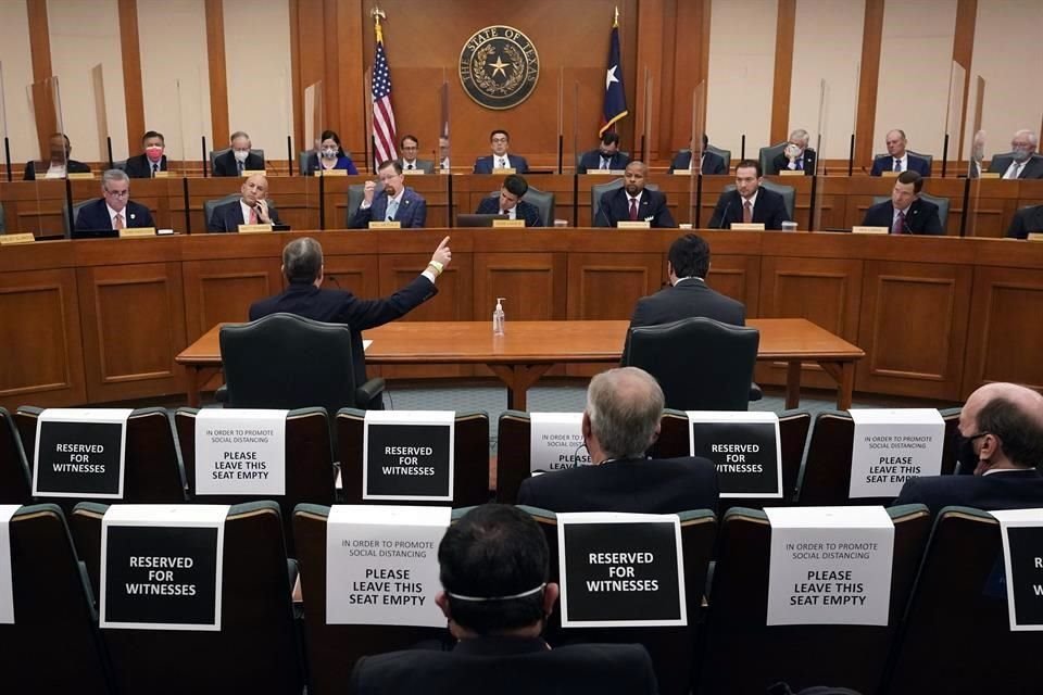 Legisladores en Texas realizan audiencias sobre las fallas en el sistema eléctrico durante la ola gélida que provocó apagones en el estado.