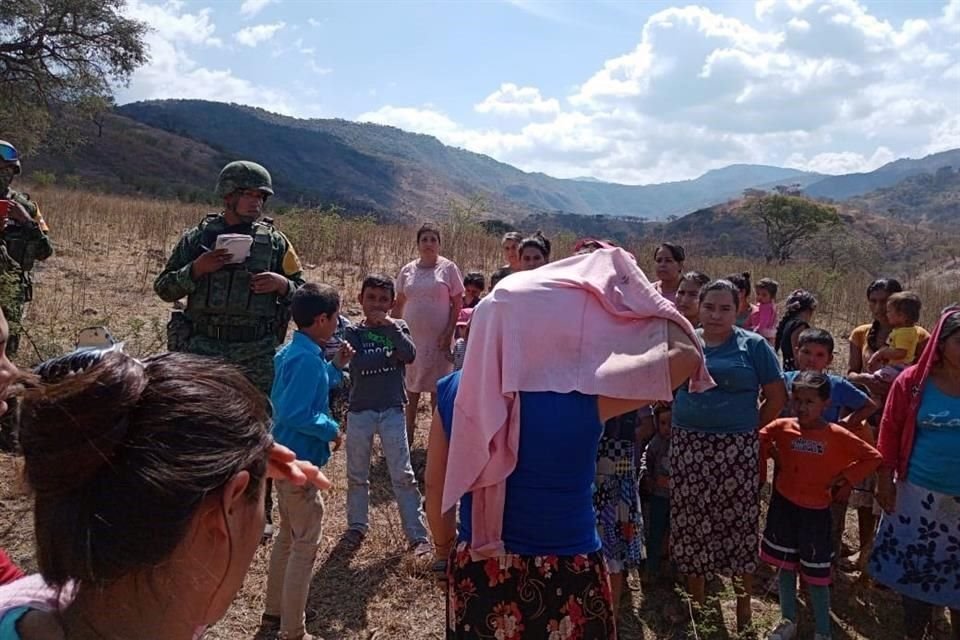 Ante el llamado de auxilio de los pobladores, elementos del Ejército arribaron a varias comunidades de la sierra de Guerrero.