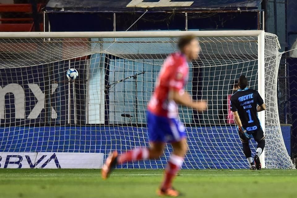 Nahuel Guzmán recibió un gol desde media cancha.
