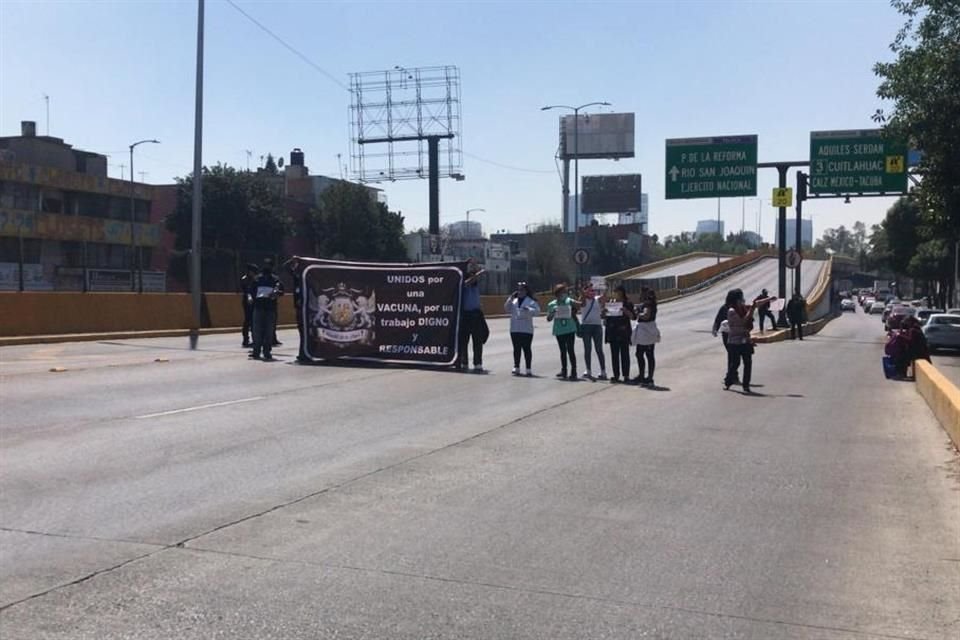Los provenientes de la Calzada México-Tacuba bloquearon Circuito Interior, vía sobre la que avanzan rumbo al sur, con dirección a Paseo de la Reforma.