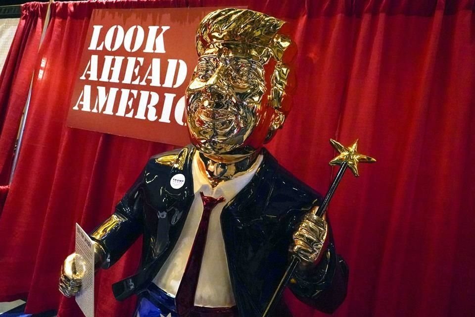 Una estatua dorada del ex Presidente Trump en la Conferencia Conservadora de Acción Política.