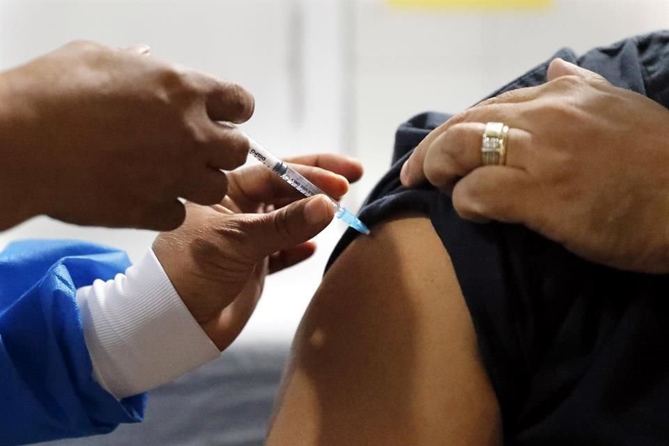 Una trabajadora recibe la primera dosis de la vacuna Sputnik V en Paraguay.