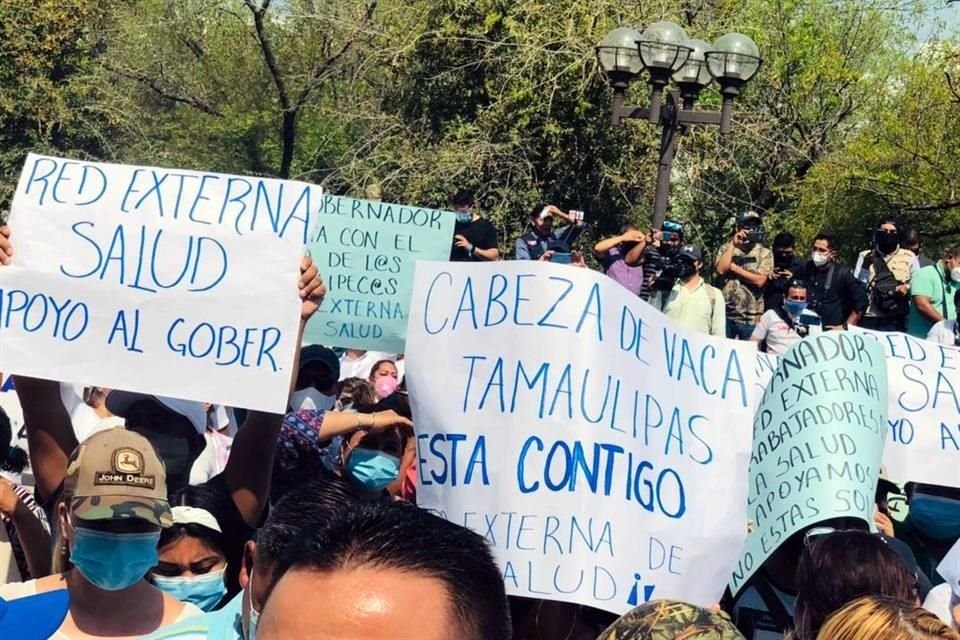 Los manifestantes portan pancartas con mensajes de apoyo al Gobernador Francisco García Cabeza de Vaca.