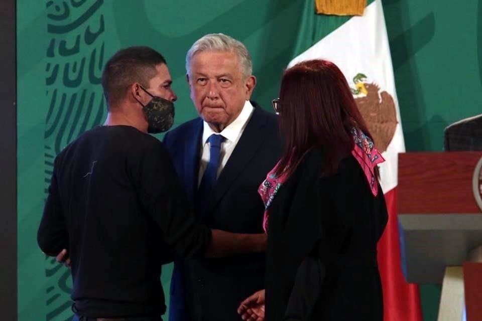 Durante la conferencia matutina, un hombre se acercó al Presidente López Obrador mientras el titular de la Profeco se encontraba hablando.
