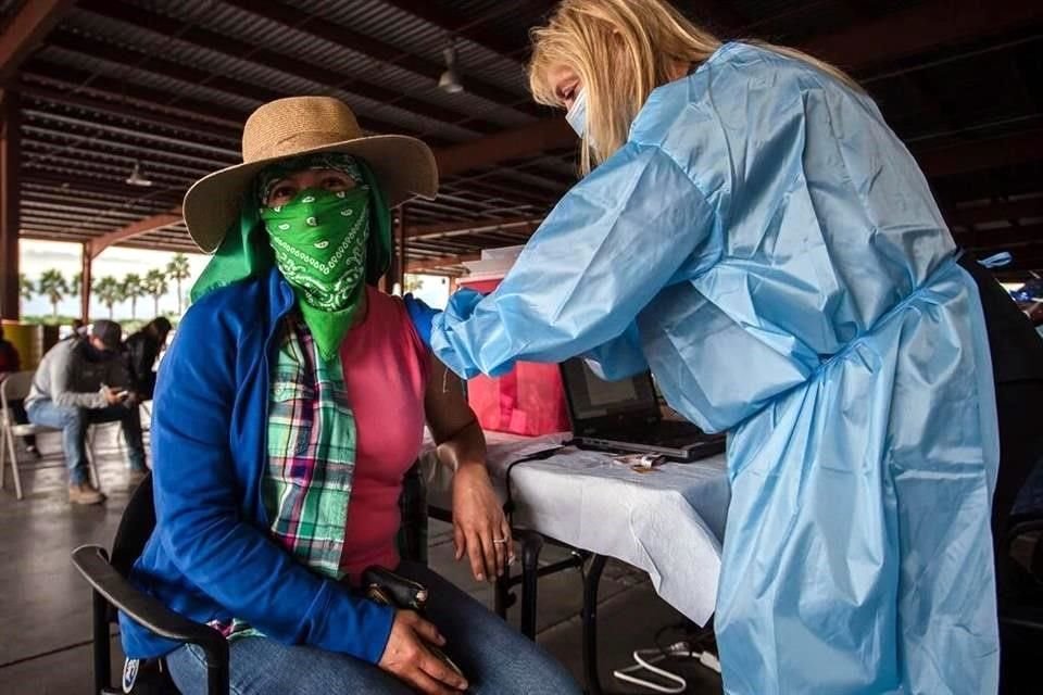 Una trabajadora es vacunada contra el coronavirus en California.