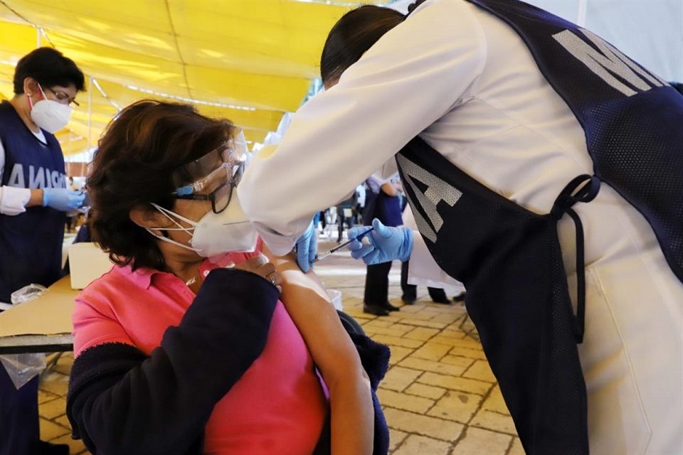 De los paquetes de vacunas que ya llegaron al País, la Ciudad de México ya no aplicará las Sinovac la siguiente semana, sino Pfizer