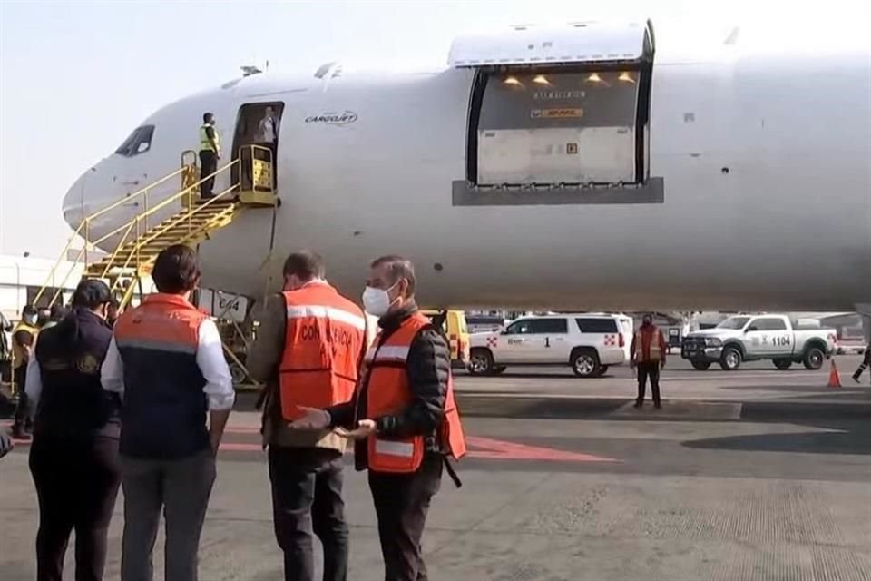 El avión con el nuevo lote de vacunas de Pfizer arribó al AICM alrededor de las 9:30 horas.